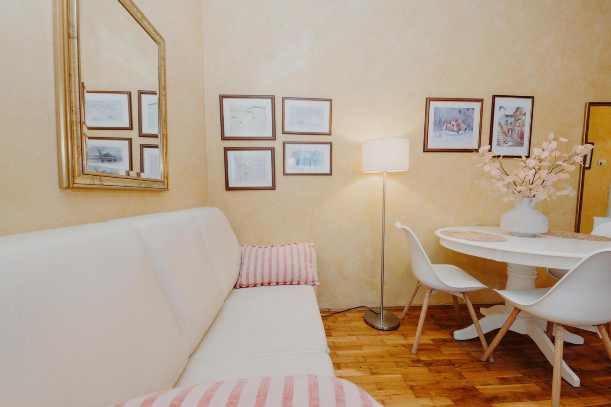Apartament And Rossella 2 *