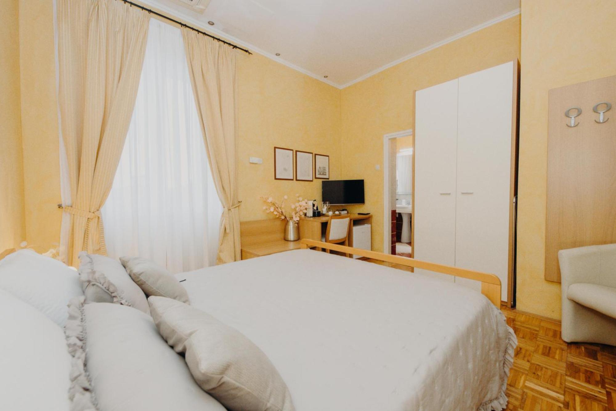 And Rossella 2 Apartment *